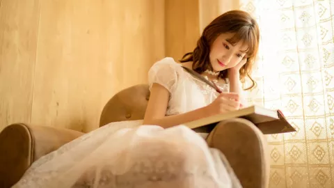 大熊猫花花啃大饼