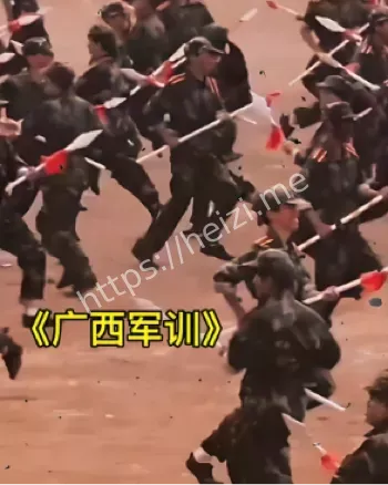 广西妹崽们军训场上演木兰从军